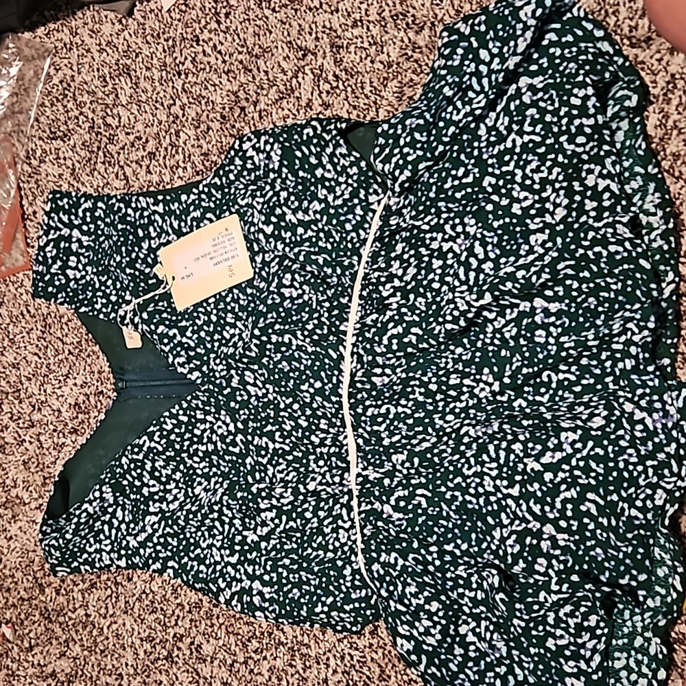 Green, size S. See you soon, top. Green top with a zipper down the back.